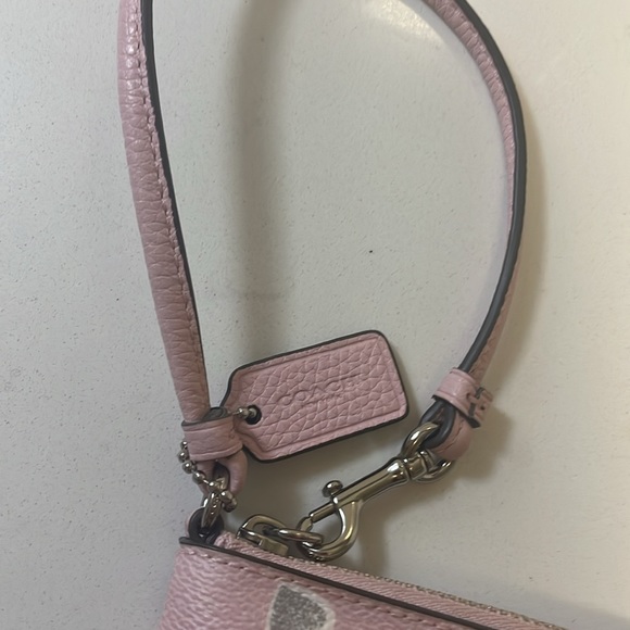 Coach heart wristlet perfect for Valentine’s Day - Picture 2 of 5